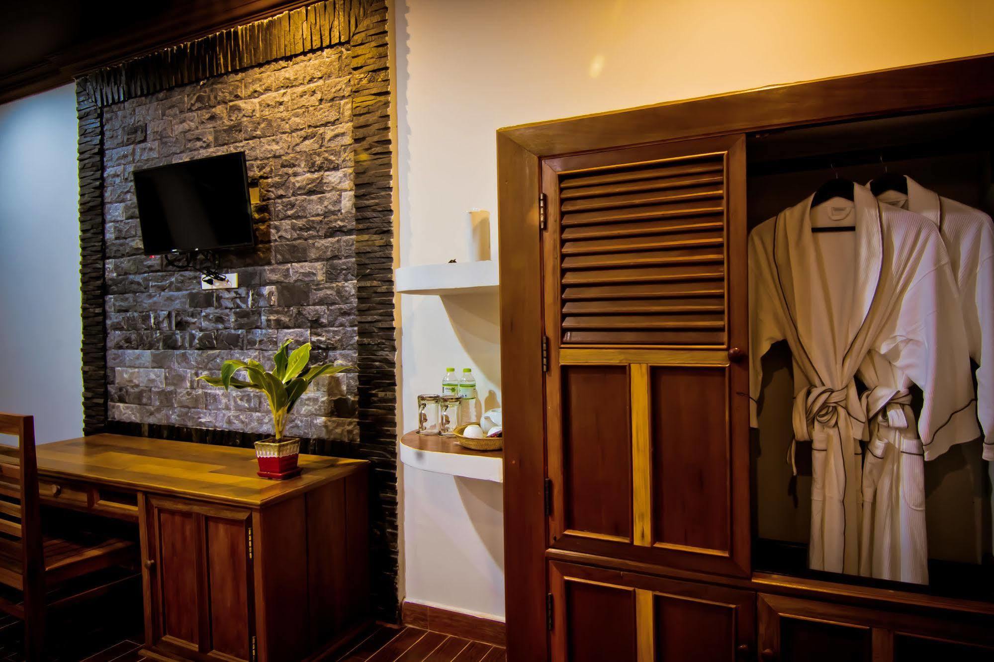 Ravorn Villa Boutique Battambang Buitenkant foto