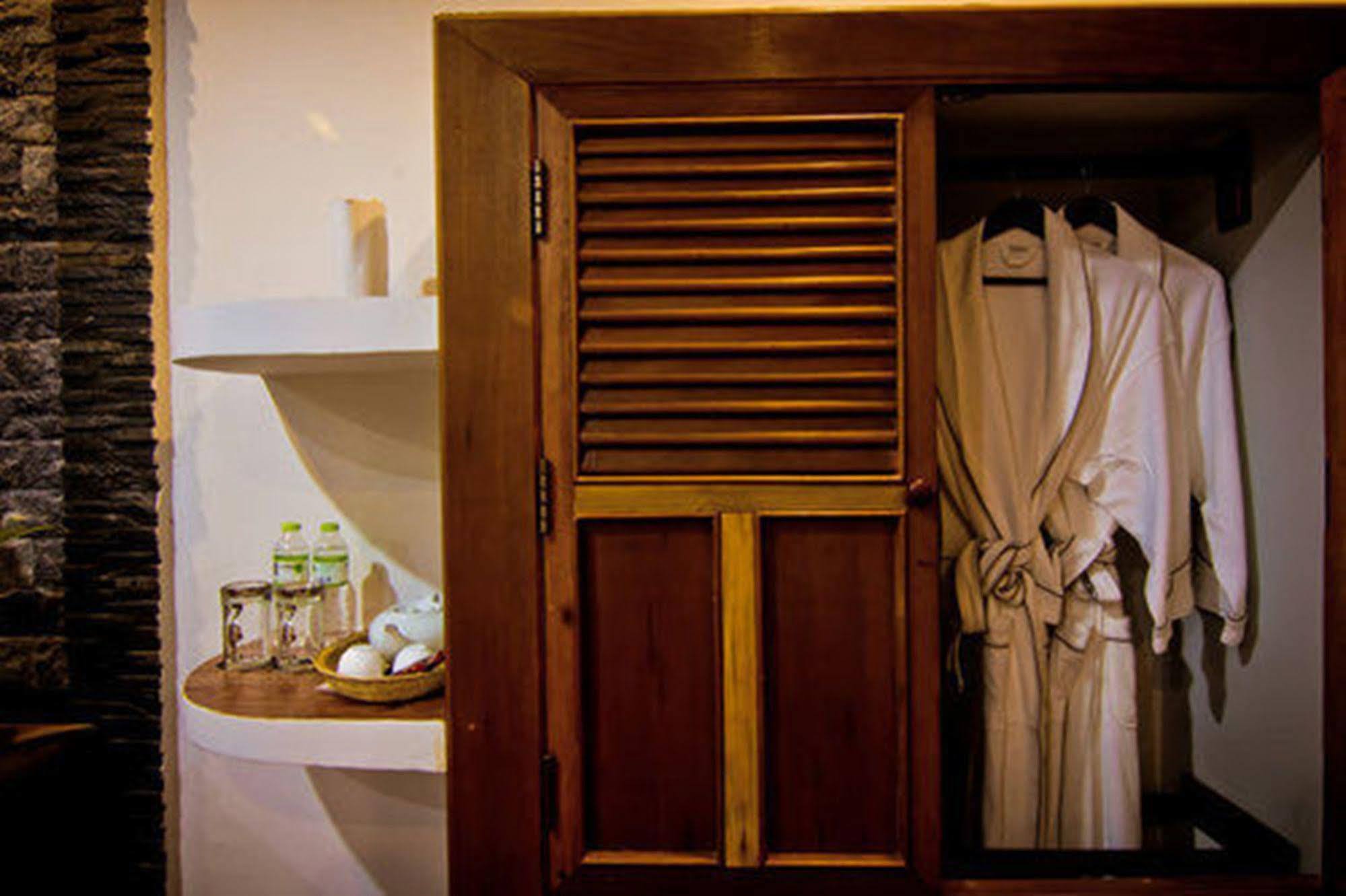 Ravorn Villa Boutique Battambang Buitenkant foto